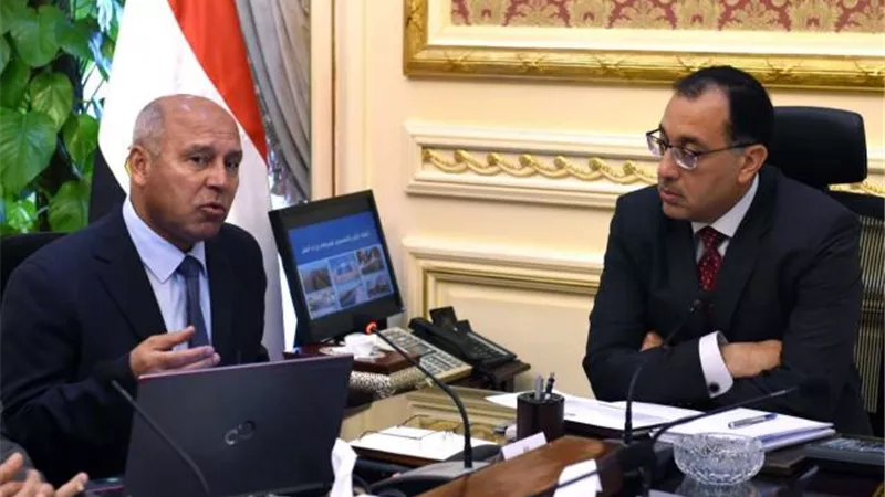 مدبولى يتابع المشروع القومي لرصف الطرق المحلية داخل المحافظات