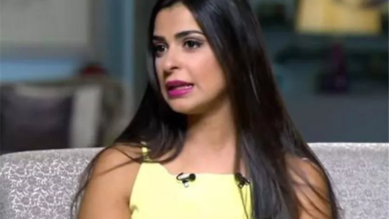 بالأحمر النارى.. رانيا منصور تشعل مواقع التواصل الاجتماعى بإطلالة جذابة