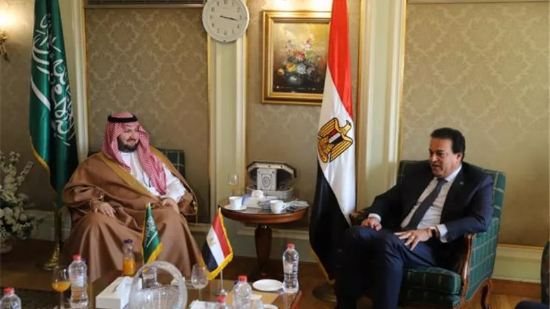 بالصور .. تعرف على تفاصيل لقاء وزير التعليم العالي والأمير عبد العزيز بن طلال