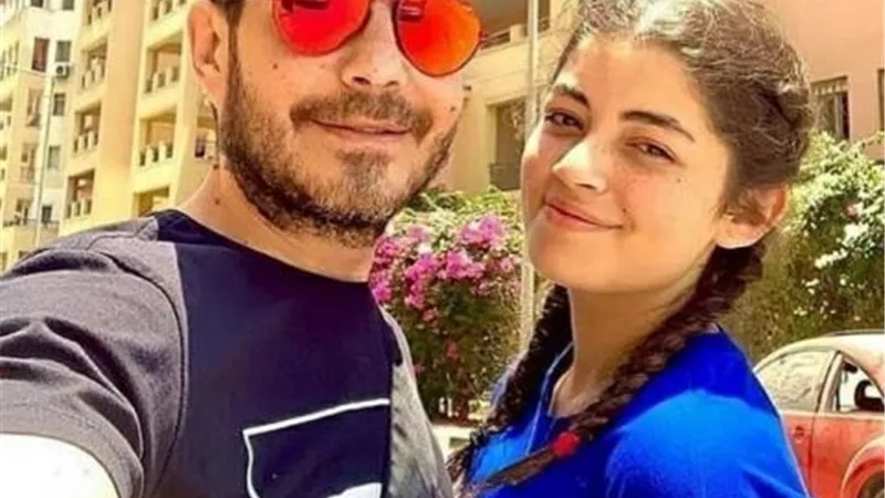ليلى أحمد زاهر تنشر صورة بصحبة والدها وتعلق: بحبك