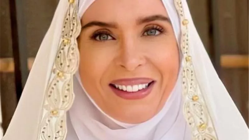 قريبا.. دينا تكشف سر ارتدائها الحجاب