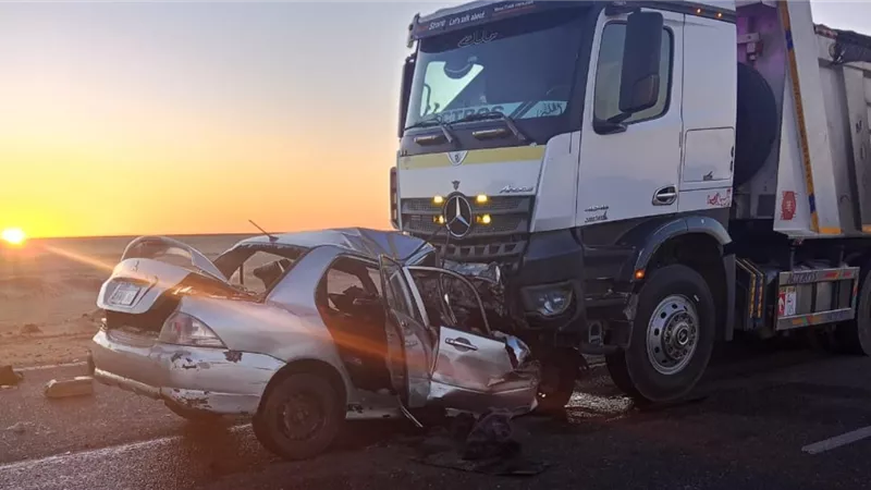  مصرع شخصين دهسا وإصابة آخر بـ حادث الواحات _ صور الحادث