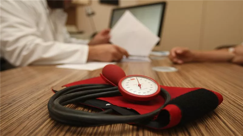 خفض ضغط الدم طبيعيًا.. 5 أطعمة تحمي قلبك من الأمراض