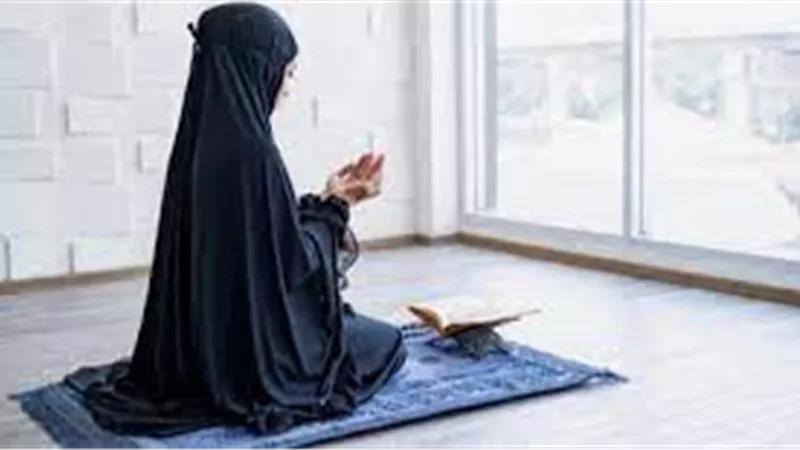 هل يجوز صلاة المرأة بالبنطلون خارج المنزل؟.. الافتاء توضح