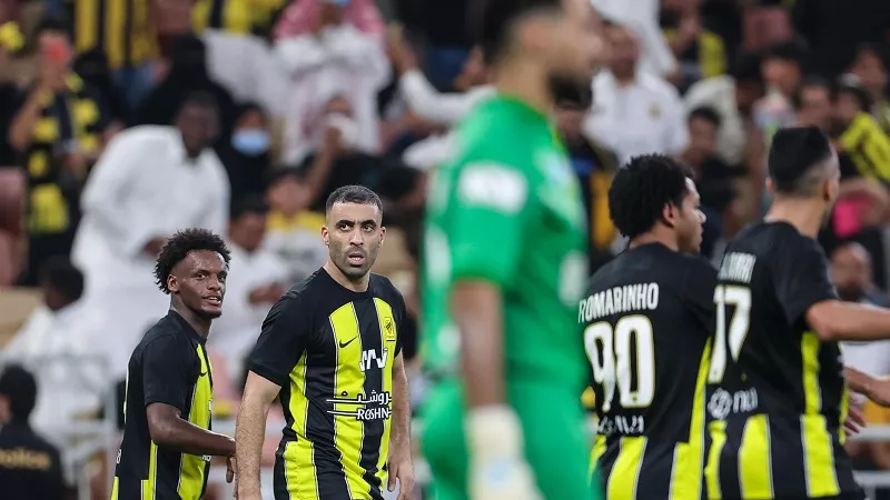مفاجأة كبري.. ضمك يهزم اتحاد جدة 2-1 ويمنح الهلال فرصة الانفراد بالصدارة