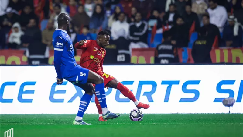 الدوري السعودي| القادسية يفاجئ الهلال ويتقدم بهدف في الشوط الأول