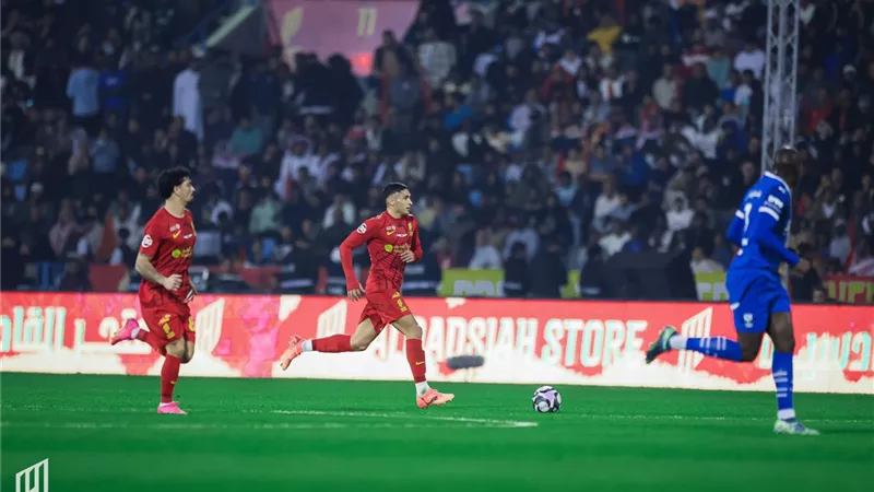 القادسية يحقق فوزًا تاريخيًا على الهلال بثنائية أوباميانج في الدوري السعودي