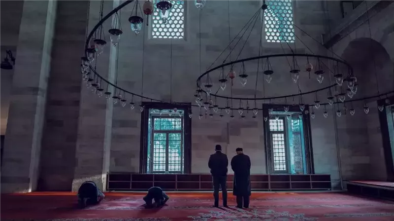 حكم ترديد الأذان بعد انتهاء المؤذن.. توضيح من دار الإفتاء