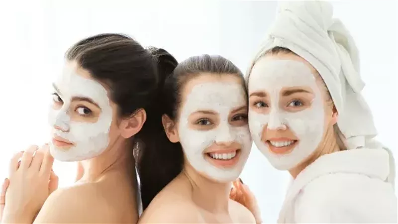 فوائد قناع الطين والجل المذهلة.. والفرق بينهم وكيفية استخدامهم