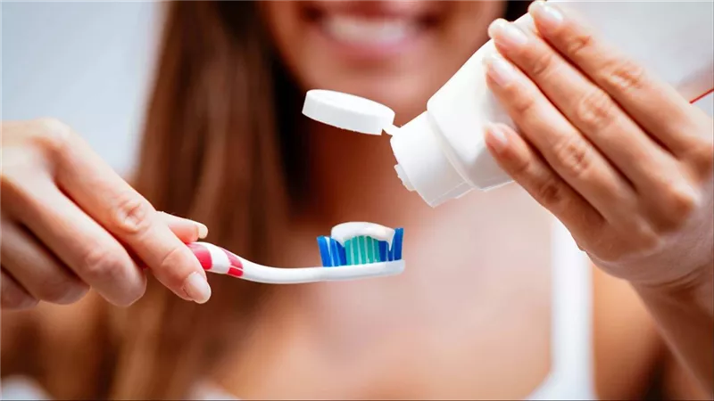 هل تعرف ما يدخل في معجون الأسنان؟ اكتشف المكونات الضارة والبدائل الآمنة