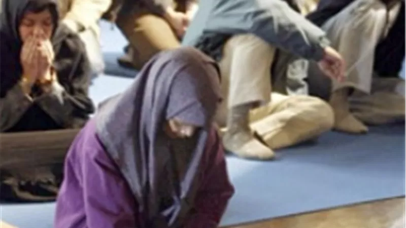 حكم صلاة المرأة في مكان العمل وسط حضور الرجال.. الافتاء تجيب