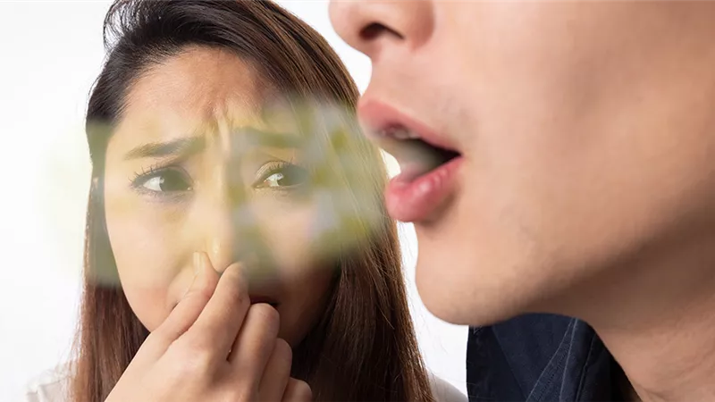 أسباب رائحة الفم الكريهة وطرق التخلص منها .. نصائح لنفس منعش 