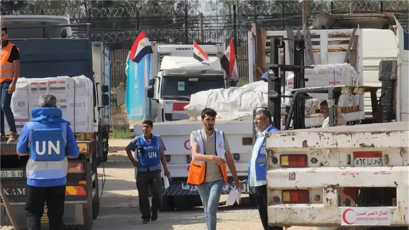 مساعدات إنسانية جديدة للفلسطينيين.. إدخال 130 شاحنة في قطاع غزة