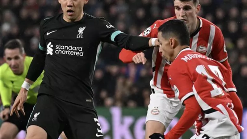 آيندهوفن يتفوق على ليفربول بثلاثية في شوط أول مثير بدوري أبطال أوروبا