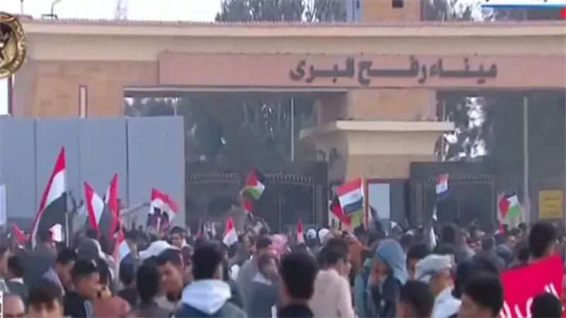 وقفة شعبية كبيرة أمام معبر رفح لرفض تهجير الشعب الفلسطيني والتضامن معه