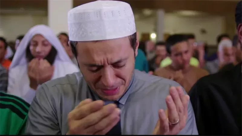 لحظات بكى فيها الفنان مصطفى شعبان.. بعد وفاة شقيقه الأصغر 