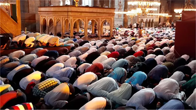  حكم صلاة الجماعة.. بين الفرض والسنة في الفتاوى الشرعية