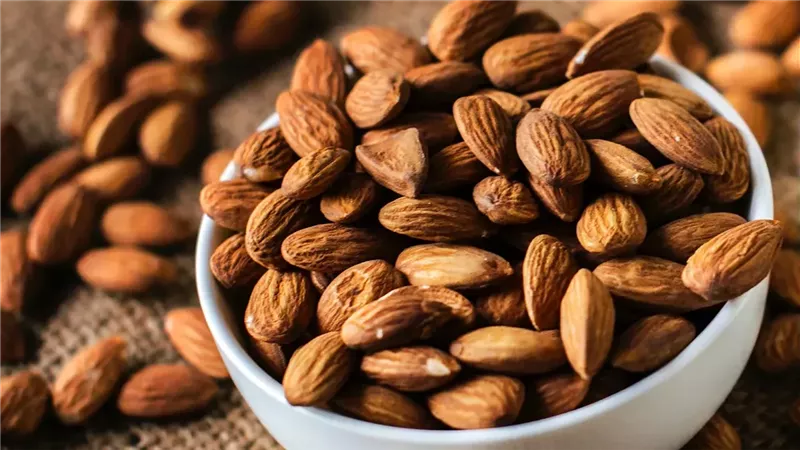 ماذا يحدث عند تناول اللوز في الصباح؟.. اعرف التفاصيل