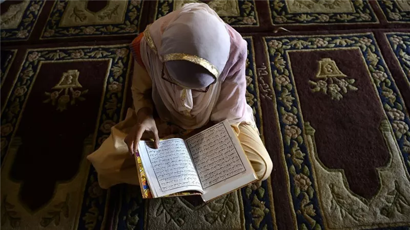 حكم قراءة القرآن بدون وضوء.. بين الطهارة والاستثناءات الفقهية