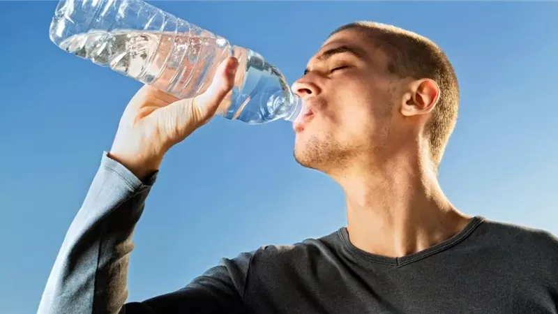 هل يجوز إكمال الصيام بعد شرب الماء في غير رمضان