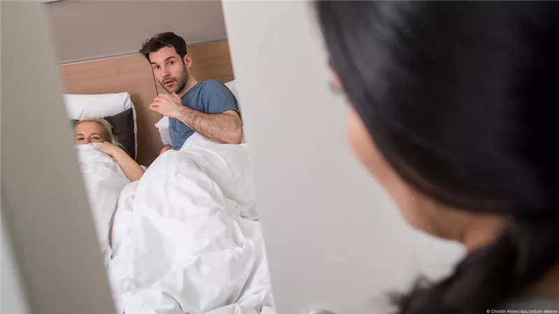 تفاصيل إحالة أحد المتهمين إلى الجنايات بعد نشر فيديوهات غير لائقة لزوجته