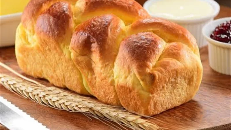 بريوش الشوكولاتة.. خبز فرنسي فاخر بطعم غني وقوام هش قدميه لأسرتك