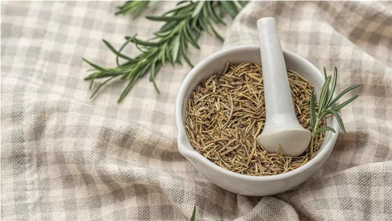 فوائد الكراوية للنساء.. عشب يحتوي على فوائد مذهلة 