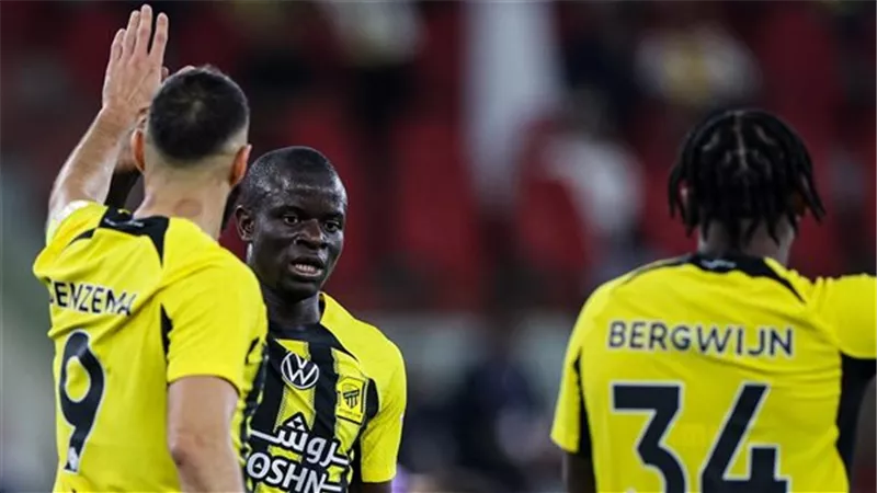 بنزيما يقود هجوم اتحاد جدة ضد التعاون في الدوري السعودي 