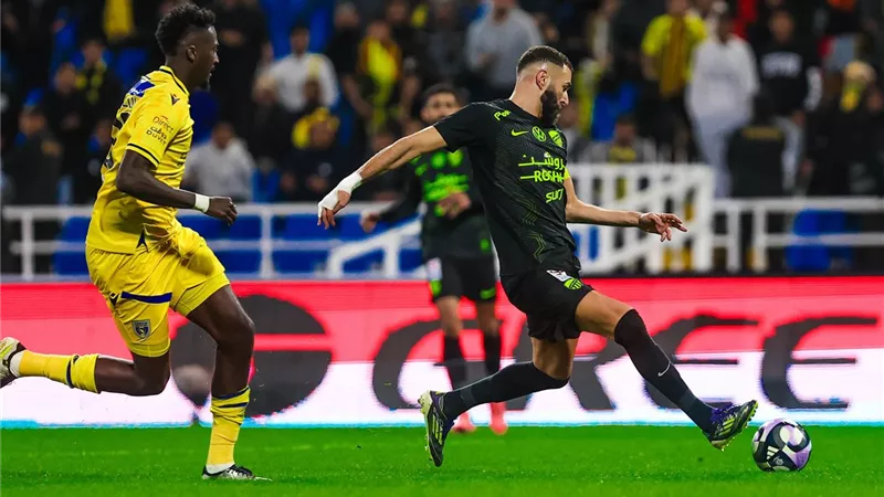 بنزيما يحسمها في الوقت القاتل.. اتحاد جدة يهزم التعاون في الدوري السعودي