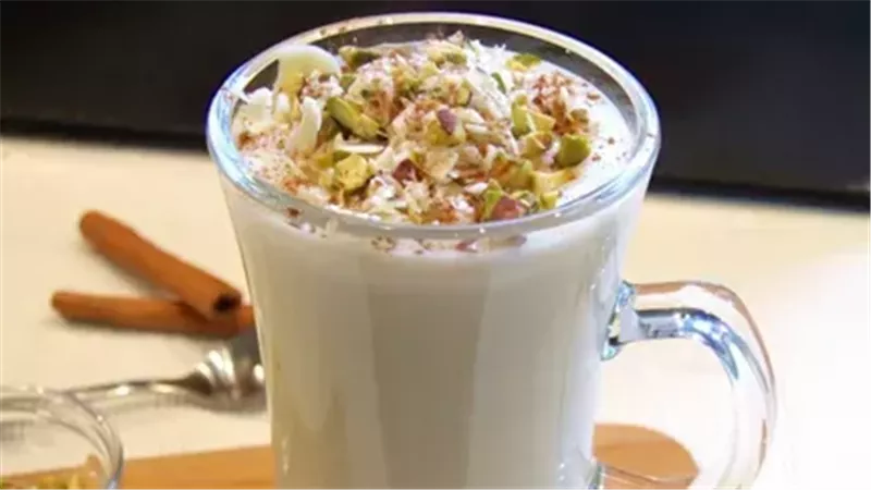 مشروبات رمضان 2025.. فوائد السحلب بالنشا والحليب وطريقة التحضير