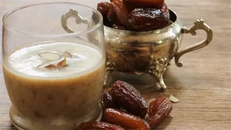 فوائد التمر باللبن.. مشروب صحي قبل فطار شهر رمضان 2025