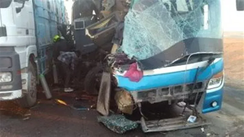 إصابة 10 أشخاص في حادث تصادم ميكروباص وميني باص على الطريق السياحي