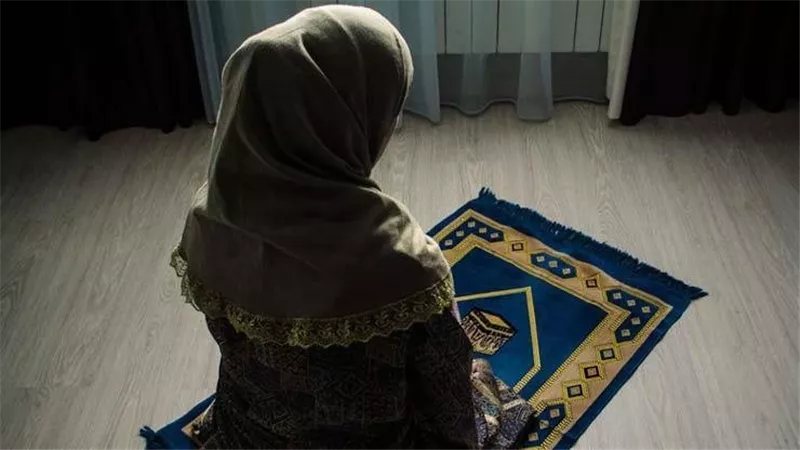 حكم تأخير الاغتسال من الحيض بسبب البرد.. أمين الفتوى يوضح