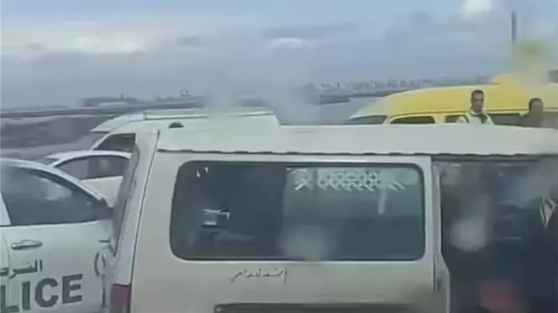 إصابات خطير لـ 23 شخصا في انقلاب ميني باص بـ حادث الشرقية