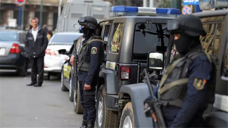 القبض على شخص قام بسرقة أموال ومشغولات ذهبية من سيدة بالزيتون