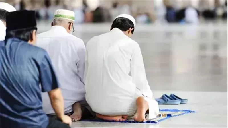 ما حكم قراءة القرآن الكريم من المصحف في صلاة التراويح؟