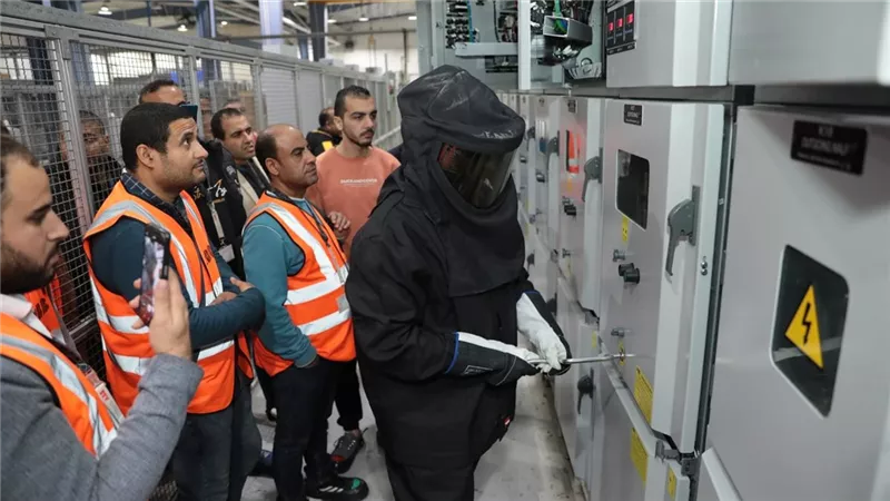 تعاون بين نقل الكهرباء وإيه بي بي لتقديم برامج تدريبية للعاملين بالطاقة
