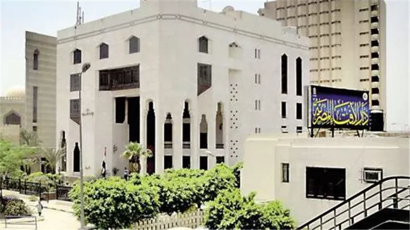 حكم ارتداء السلسلة الفضة للرجل.. الإفتاء: جائزة ولكن بشروط 