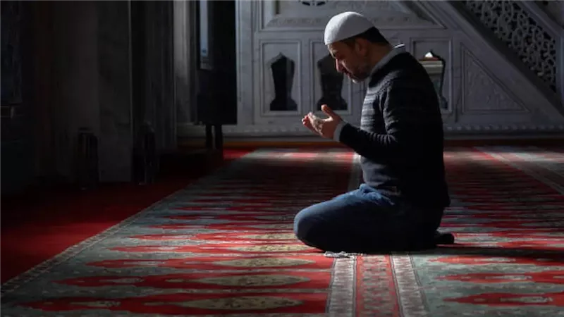 حكم قراءة الفاتحة بعد الإمام في الصلاة الجهرية.. أمين الفتوى يوضح 