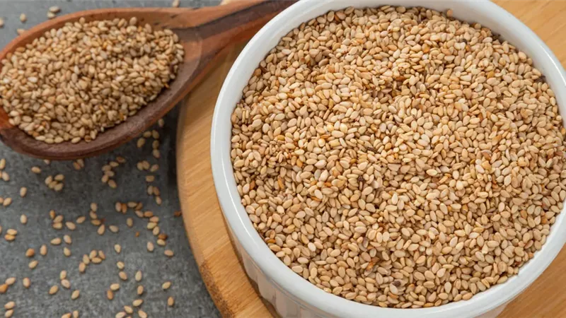 ماذا يحدث لجسمك عند تناول السمسم على الريق.. إليك التفاصيل