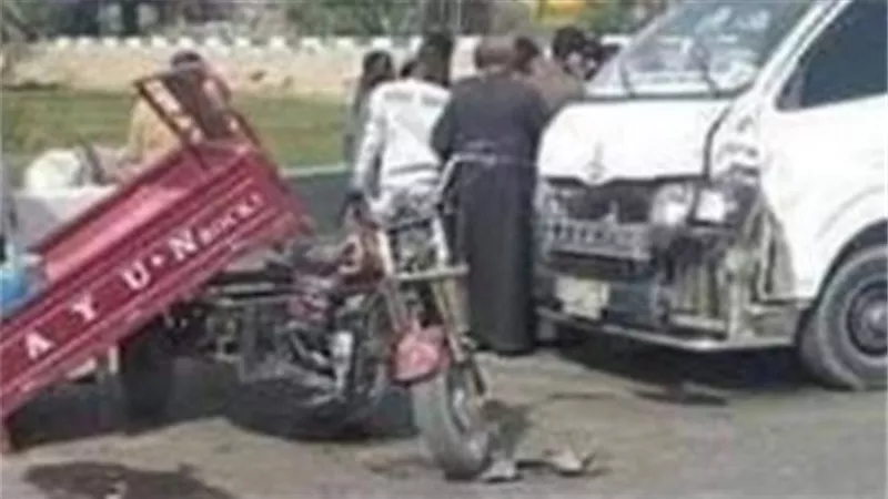 مصرع شخص وإصابة 2 آخرين في تصادم ميكروباص وتروسيكل بـ حادث الصف