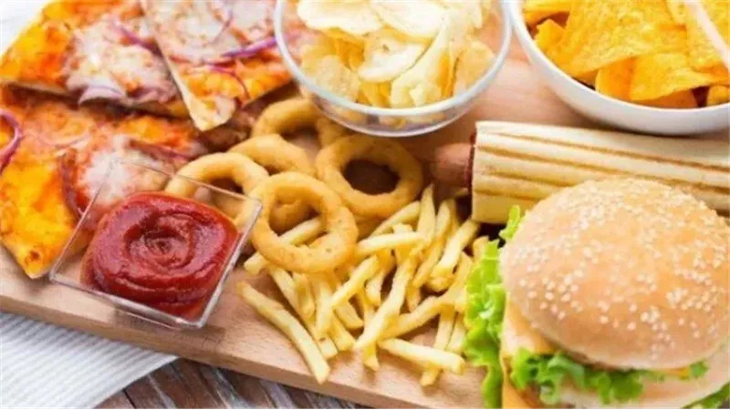 أضرار الأطعمة المقلية والدهنية.. خطر تناولها في الليل