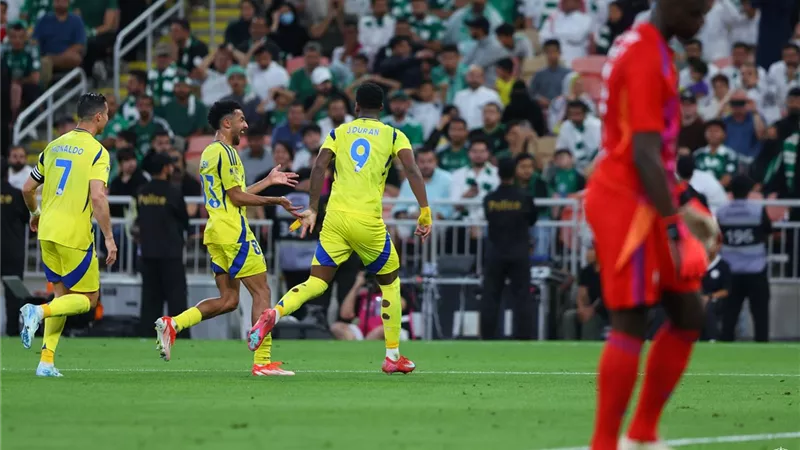 الدوري السعودي| النصر يتقدم على الأهلي بهدف في الشوط الأول 