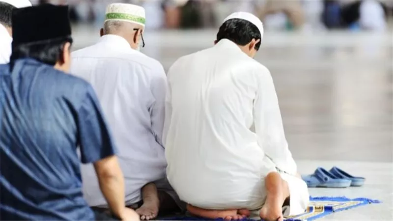 مواقيت الصلاة وموعد أذان العشاء اليوم الجمعة في ثالث الأيام البيض 