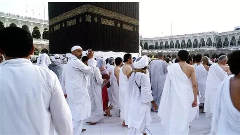 حكم أداء المرأة العمرة عن زوجها.. أمين الفتوى بدار الإفتاء المصرية يجيب 