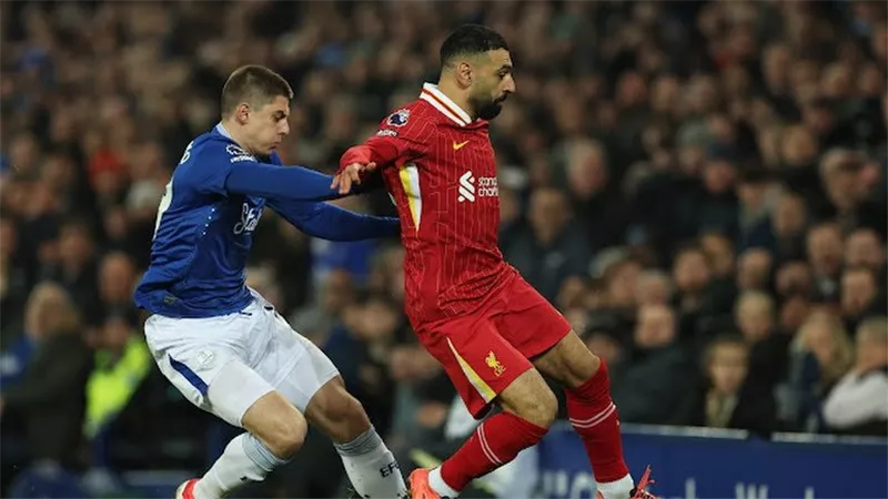 بقيادة محمد صلاح.. ليفربول يتعادل مع إيفرتون ويعزز صدارته في ترتيب الدوري الإنجليزي