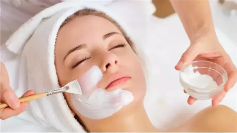 طرق تنظيف البشرة في المنزل بسهولة وسرعة.. وصفات طبيعية 