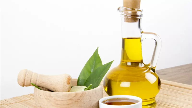 زيت الزيتون والعسل.. روشتة سحرية لترطيب اليدين في الشتاء