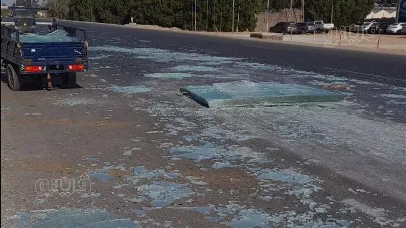 انقلاب سيارة محملة بالزجاج على طريق الإسماعيلية القاهرة يعرقل حركة المرور جزئيًا