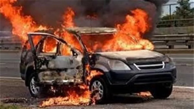 الأمن يضبط متهمًا بإشعال النـ.ار في سيارة محامية ببولاق الدكرور